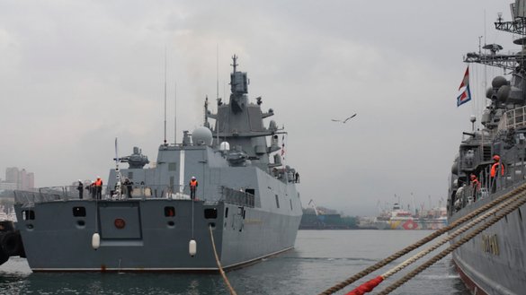 Vladivostokka kelib toʻxtayotgan Rossiya kreyseri, shu yilning yanvar oyi. Soʻnggi yillarda Rossiya harbiy dengiz floti bir qator fojiali halokatlarni boshdan oʻtkazdi. (Rossiya mudofaa vazirligi)