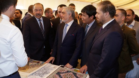 Uzbek Prime Minister Abdulla Aripov and Afghan Chief Executive Abdullah Abdullah examine Uzbek goods during a trade show in Mazar-e-Sharif on July 1. [Abdullah Abdullah/Twitter]