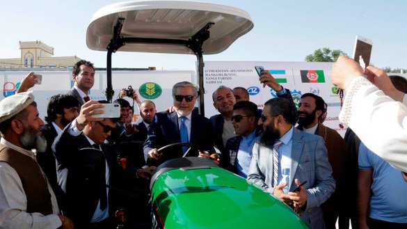Глава исполнительной власти Афганистана Абдулла Абдулла испытывает узбекский трактор на выставке в Мазари-Шарифе 1 июля. [Абдулла Абдулла/Твиттер]