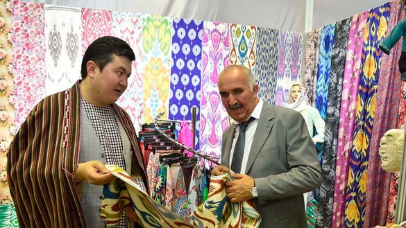Afghans view a display of Uzbek goods in Mazar-e-Sharif on July 1. [UzA]
