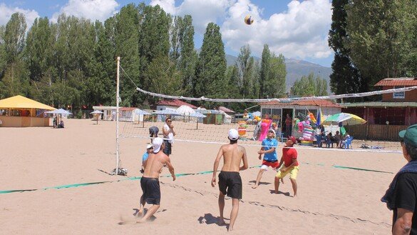 Мужчины играют в пляжный волейбол. Чолпон-Ата, 2 июля. [Айдар Ашимов]