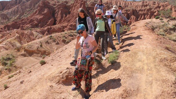 Туристы из Казахстана и Узбекистана в каньоне «Сказка» на южном берегу озера Иссык-Куль. 3 июля. [Айдар Ашимов]