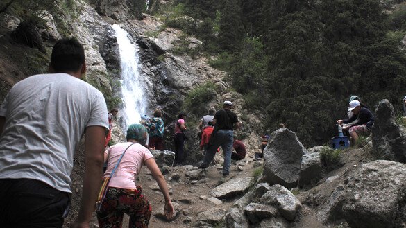 Туристы после сложного подъема по горам добрались до водопада «Чаша Манаса». Ущелье Барскаун, Иссык-Кульская область, 3 июля. [Айдар Ашимов]