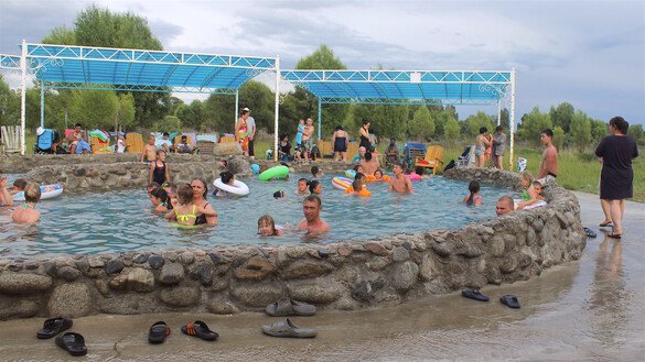 Отдыхающие купаются в горячих источниках. Северное побережье Иссык-Куля, близ Чолпон-Аты, 3 июля. [Айдар Ашимов]