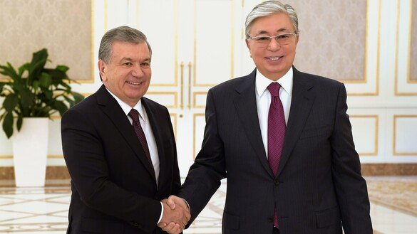 Qozogʻiston prezidenti Qosim-Joʻmart Toʻqayev (oʻngda) va Oʻzbekiston prezidenti Shavkat Mirziyoyev qoʻl siqishmoqdalar, Toshkent, 15-aprel. (Qozogʻiston prezidentining matbuot xizmati)