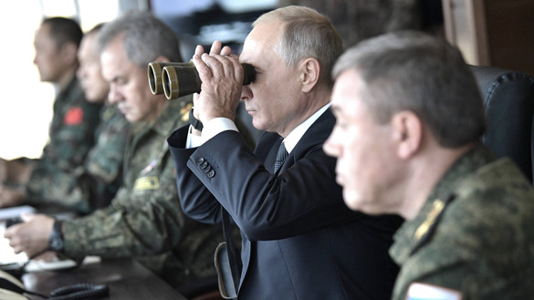 Rossiya prezidenti Vladimir Putin 13-sentabr kuni “Vostok-2018” harbiy mashqlarini durbin orqali kuzatmoqda. (Kreml)