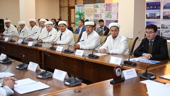 Май ойида Туркистон вилоятида ўтказилган анжуманда имомлар Қозоғистондаги диний таълим масалаларини муҳокама қилдилар. (Туркистон вилояти ҳокимлиги)