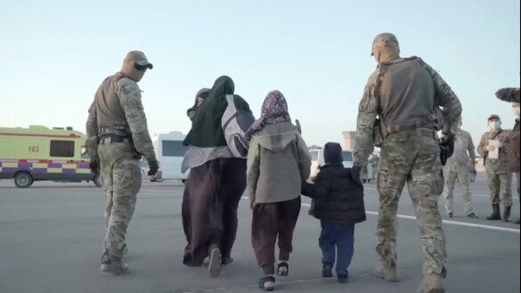 Шу йил бошида фуқароларни ватанига қайтариш операцияси чоғида оилалардан бирини кузатиб бораётган Қозоғистон ҳарбийлари. (Файл)