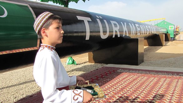 2010 йилнинг 31 май куни Шатликдаги «Шарқий-ғарбий» магистрал газ қувурининг расмий очилиш маросимида миллий либосдаги туркман боласи президент Гурбангули Бердимуҳамедовни кутмоқда. (AFP)