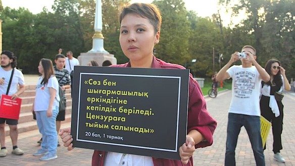 Қозоғистонлик фаоллардан бири Асем Жапишева Олмаотадаги тинч намойишда иштирок этмоқда, 30 август куни олинган сурат. (Юна Коростелева)