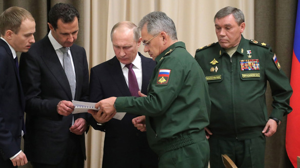 Россия президенти Владимир Путин Сурия президенти Башар ал-Асад (чапдан иккинчи) ва Россия мудофаа вазирлигининг юқори мансабдорлари, Россия армияси бош штаби билан ўтган йил ноябрь ойида узоқ муддатли режаларни муҳокама қилиш учун учрашдилар. (Кремль)