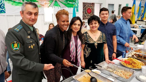 Florida shtatining Tampa shahridagi AQSH harbiy havo kuchlari bazasida oʻzbek milliy taomlari namoyish qilindi, 6-dekabr. (Oʻzbekiston mudofaa vazirligi)