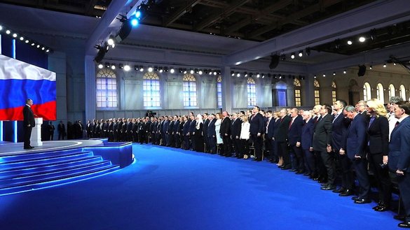 Россия президенти Владимир Путин 15 январь куни Федерал йиғинга мурожаатида мамлакат сиёсий тизимига катта ўзгаришлар киритишни таклиф қилди. Марказий осиёликлар Путиннинг «демократик» ислоҳотларини қудратни қўлда ушлаб қолишга ҳаракат ўлароқ қабул қилмоқдалар. (Kremlin.ru)