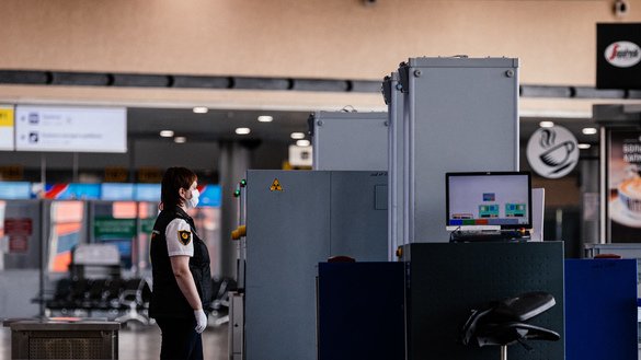 Москванинг Шереметьево аэропортидаги ниқоб таққан хавфсизлик хизмати ходими, 18 март. 17 март куни Россия президенти Владимир Путин мамлакатда коронавирус билан боғлиқ вазият «назорат остида» экани ва инфекция тарқалиши бартараф этилганини айтган. 18 мартдан хорижликлар учун мамлакат чегаралари ёпилди, маданий ва спорт тадбирлари тўхтатилди. (Димитар Дилкофф/AFP)