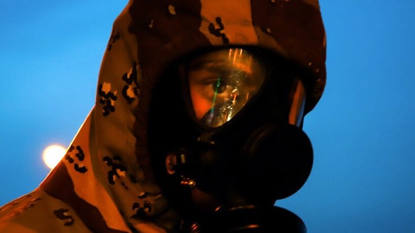 Март ойи бошларида Теҳрондаги назорат пунктида йўловчиларнинг тана ҳароратини текшираётган эронлик шифокор. (ISNA)
