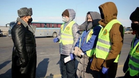 Министр внутренних дел Казахстана Ерлан Тургумбаев инструктирует волонтеров, помогающих полицейским в охране общественного порядка. Недатированная фотография [Пресс-служба МВД Казахстана]