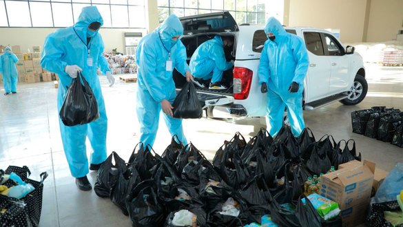 Работники расставляют мешки с гуманитарной помощью для отправки из Узбекистана в Афганистан. Ташкент, 1 апреля. [УзА]
