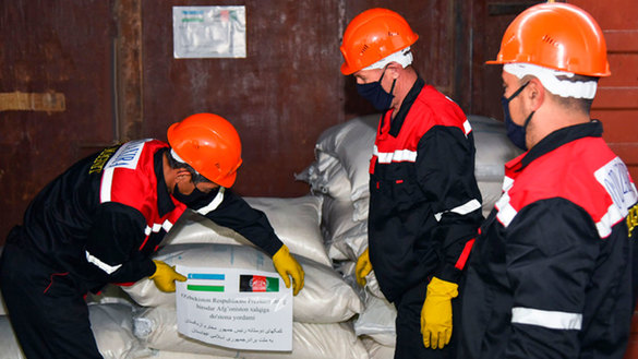 Работники помечают мешки с гуманитарной помощью для отправки из Узбекистана в Афганистан. Ташкент, 1 апреля. [УзА]