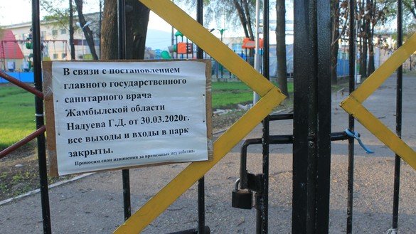 This photo taken on April 18 shows the locked gates of a local park in Taraz on April 18. Visiting recreational locations during the quarantine is prohibited. [Aydar Ashimov]