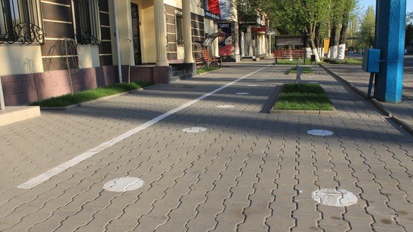A deserted sidewalk in Taraz can be seen on April 18. The white dots indicate the safe distance of two metres between pedestrians. [Aydar Ashimov]