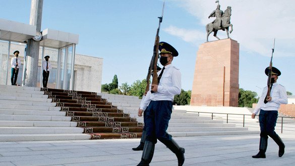 Member of a Kyrgyz National Guard honor guard can be seen in protective masks in Bishkek on May 31. [Maksat Osmonaliyev]