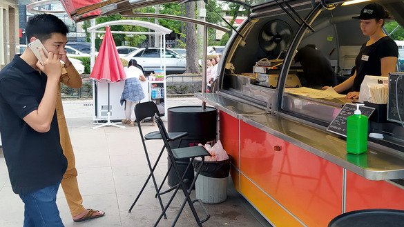 Начали открываться уличные общественные пункты питания. Бишкек, 1 июня. [Максат Осмоналиев]