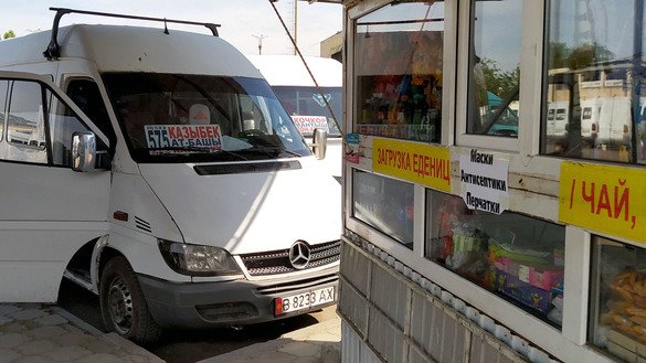 Бишкекнинг ғарбий автовокзалидаги микроавтобус, 7 июнь. (Мақсад Осмоналиев)