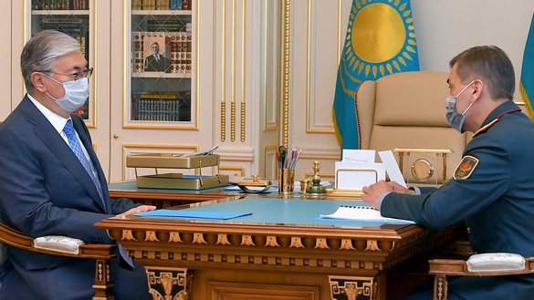 Qozogʻiston prezidenti Qosim-Joʻmart Toʻqayev (chapda) mudofaa vaziri Nurlan Yermekbayev bilan Qozogʻiston armiyasi modernizatsiyasini muhokama qilmoqda, Nur-Sulton, 25-may. (Mudofaa vazirligi)
