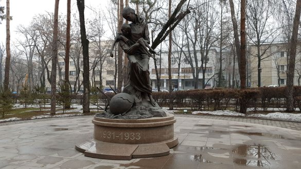 Қозоғистонда 1931-1933 йиллардаги очарчилик қурбонлари хотирасига қўйилган «Она» ҳайкали. У 2017 йил Олмаотада барпо этилган. (Канат Алтинбаев)