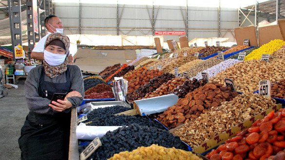 Торговка сухофруктами в ожидании покупателей. Бишкек, Ошский рынок, 13 июля. [Максат Осмоналиев]