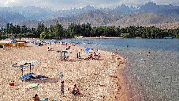 A beach in Cholpon-Ata sits amost empty. This year has seen far fewer vacationers than in previous years. Cholpon-Ata, Issyk-Kul Province, July 23. [Maksat Osmonaliyev]