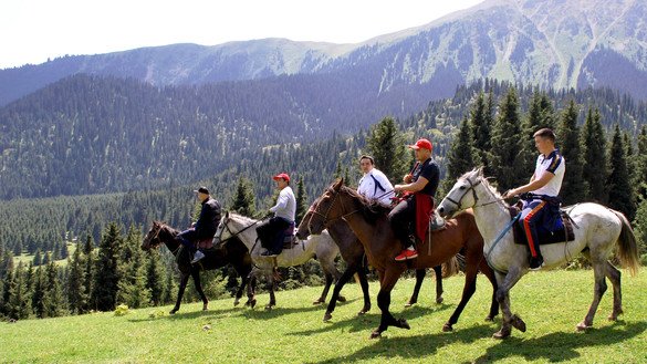 Кыргызские джигиты спускаются на лошадях с горы. Ущелье Джеты-Огуз, Иссык-Кульская область, 25 июля. [Максат Осмоналиев]