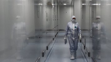 Olimlar Rossiya “vaksinasi” COVID-19 virusidan ham xavfli boʻlishi mumkinligi haqida ogohlantirmoqda