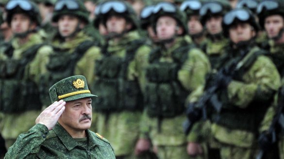 Belarus prezidenti Aleksandr Lukashenko Rossiya-Belarus qoʻshma harbiy mashqlarida ishtirok etayotgan askarlar bilan harbiychasiga salomlashmoqda, Borisov shahri, Belarus, 2017-yil. (Sergey Gapon/AFP)