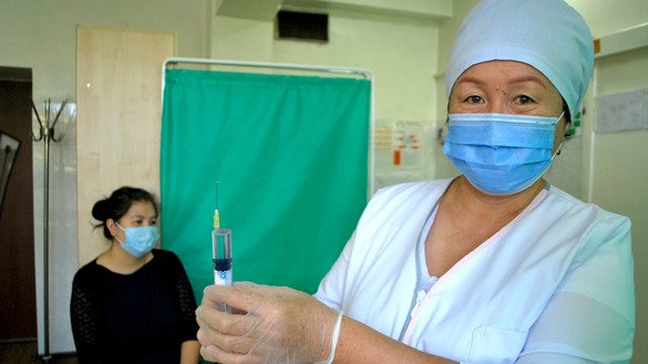 Mairamkul Shorukova prepares to inject a patient August 14 at Centre for Family Medicine No. 2 in Bishkek. As a nurse, she is among those who have a higher risk of being infected with the coronavirus. [Maksat Osmonaliyev]