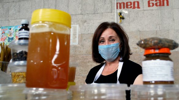 Елена Алексеевна продает мед на Ошском рынке города Бишкека. Люди покупают богатый витаминами мёд чтобы укрепить иммунитет. Бишкек, 13 августа. [Максат Осмоналиев]