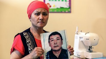 Судьба этнических казахов, задержанных китайскими властями в Синьцзяне, приводит в отчаяние их родственников в Казахстане