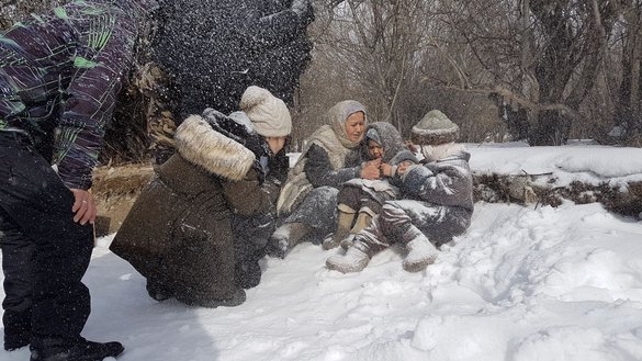 “MG Productions” suratga olish jamoasi aʼzolari Qozogʻiston-Xitoy chegarasidagi Suyksoy qishlogʻi yaqinidagi togʻli hududlarda “Dasht yigʻisi” filmini suratga olish jarayonida aktyorlarga yoʻl-yoʻriq koʻrsatmoqda, 2018-yil, fevral.