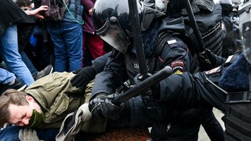 «Преступники защищают преступников»: на жестокий разгон протестующих в России с негодованием отреагировали в мире