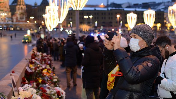 Unintimidated Russians mourn anniversary of Kremlin critic Nemtsov's murder