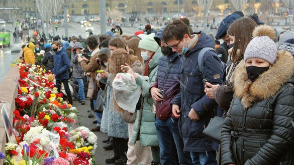 Несколько тысяч россиян, а также западные дипломаты почтили память Бориса Немцова на Большом Каменном мосту, где шесть лет назад застрелили политика. Москва, 27 февраля 2021 г. [Абрахам Черняк/Каравансарай]