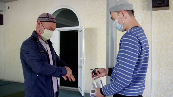 Посетители мечети Келечек должны воспользоваться дезинфицирующим средством для рук перед входом в мечеть. Бишкек, 27 апреля. [Максат Осмоналиев/«Каравансарай»]