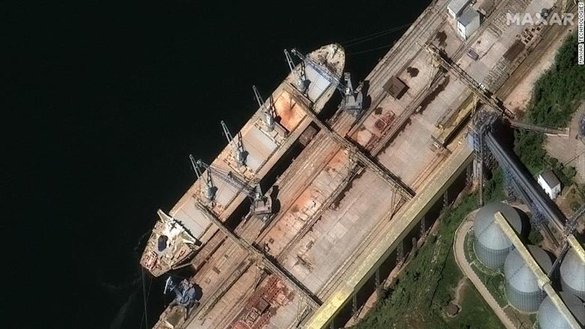 На спутниковом снимке Maxar Technologies видно, как зерно загружается на судно «Матрос Позынич» под российским флагом в Крыму, 19 мая. [Maxar Technologies]