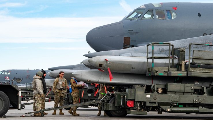 how many cruise missiles can a b52 carry